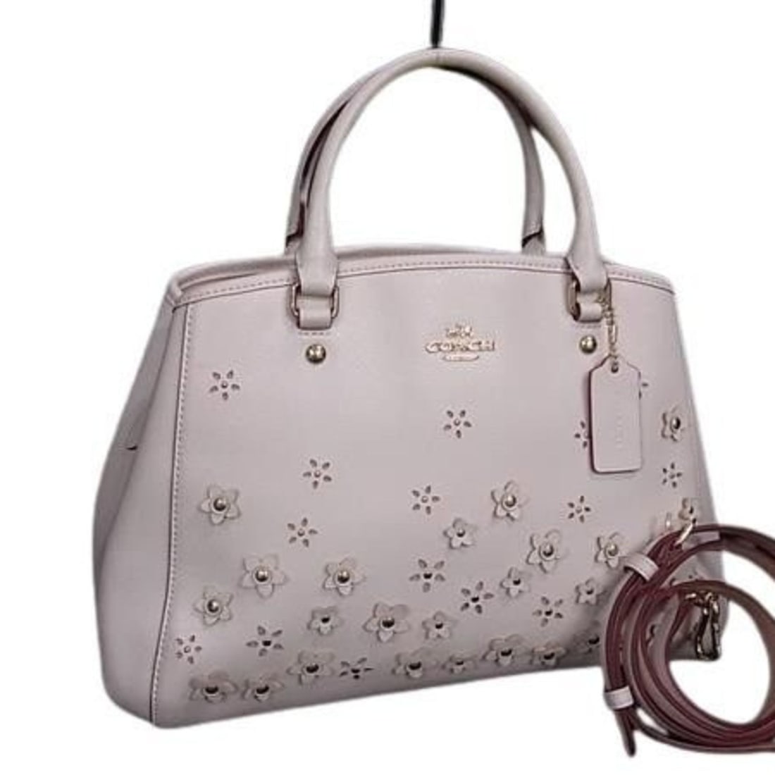 COACH Floral Appliqué Handbag 37659 Ivory Leather Women's: --- Catalog ---Category: SizeSize (HxWxD): 25cm x 35.5cm x 11cm / 9.84'' x 13.97'' x 4.33''Category: DesignType: Handbag, Shoulder bag, Tote bagColor: IvoryGender: WomenMaterial: Leather Category: Gen
