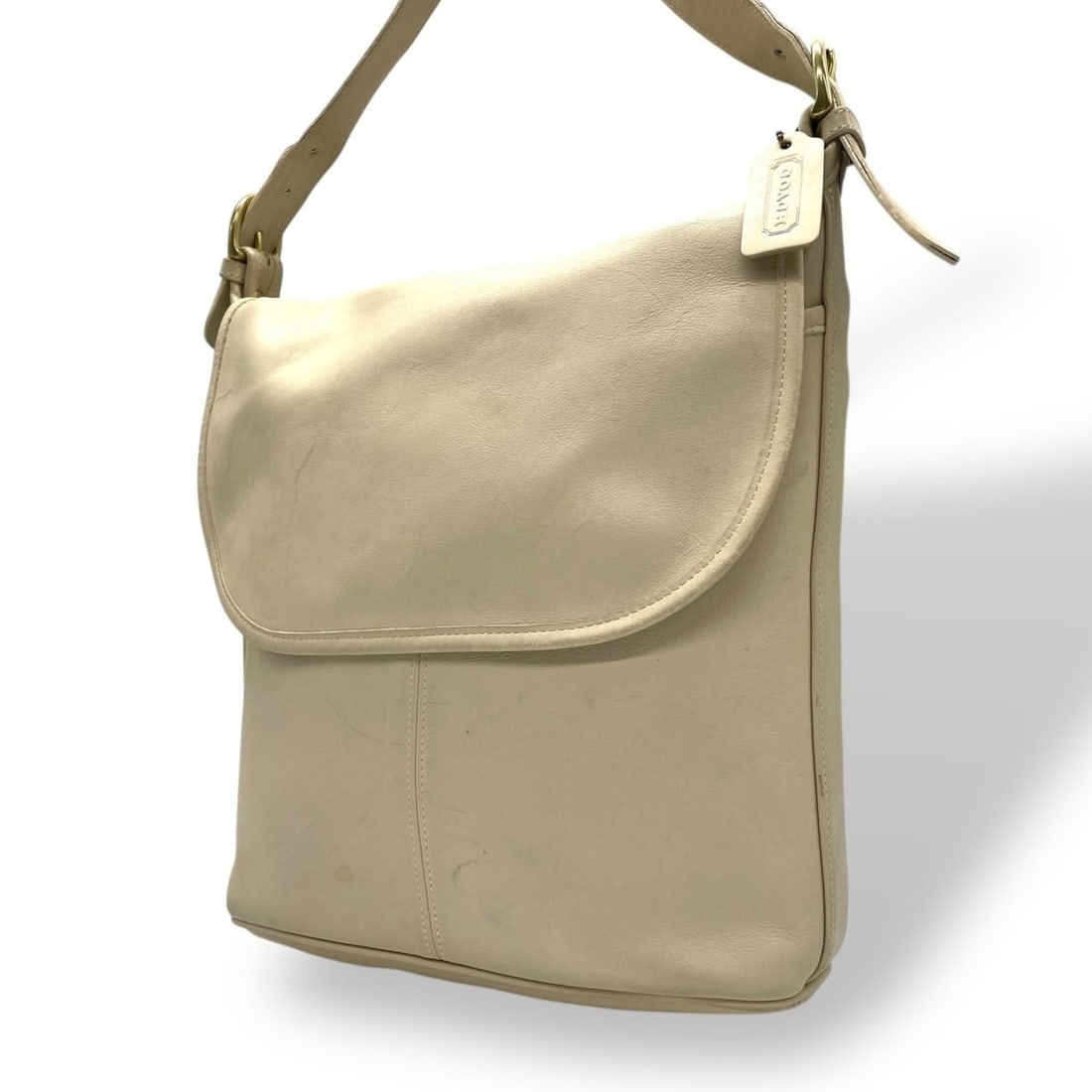 Coach Leather Flap Shoulder Bag, One-Shoulder, White, S91: --- Catalog ---Category: SizeSize (HxWxD): 30cm x 27cm x 10cm / 11.81'' x 10.62'' x 3.93''Category: DesignType: Shoulder bagColor: Ivory, WhiteGender: WomenMaterial: Leather Category: GeneralBrand: Co