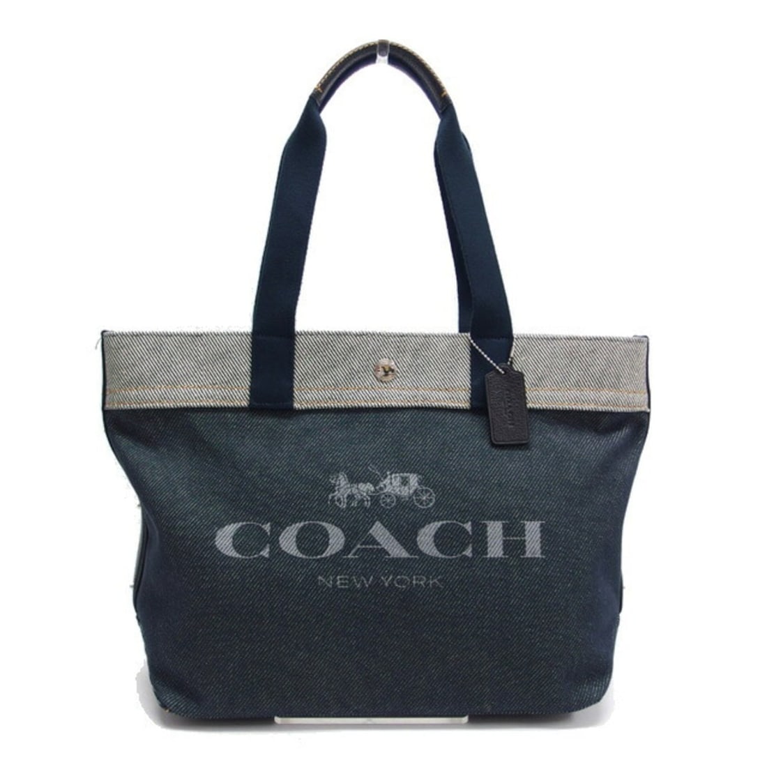Coach Washed Denim Horse & Carriage Tote Bag Unused: --- Catalog ---Category: SizeWeight: 700g / 1.54lb.Size (HxWxD): 30cm x 45cm / 11.81'' x 17.71''Handle Length: 53cm / 20.86''Category: DesignType: Shoulder bag, Tote bagGender: WomenClosure: Snap fast