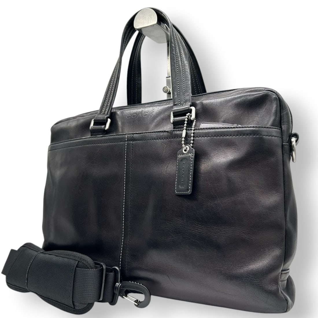 Two Coach business briefcases and shoulder bags in black leather for men.: --- Catalog ---Category: SizeSize (HxWxD): 28cm x 41cm x 7cm / 11.02'' x 16.14'' x 2.75''Category: DesignType: Briefcase, Shoulder bagColor: BlackGender: MenMaterial: Leather Category: GeneralMPN: F70