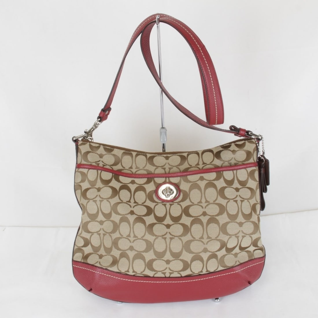 COACH F24032 Signature Shoulder Bag in Canvas/Leather, Brown/Red: --- Catalog ---Category: SizeSize (HxWxD): 51cm x 35cm x 3cm / 20.07'' x 13.77'' x 1.18''Category: DesignType: Shoulder bagColor: Brown, Red colorGender: WomenMaterial: Canvas , Leather Category: Gene