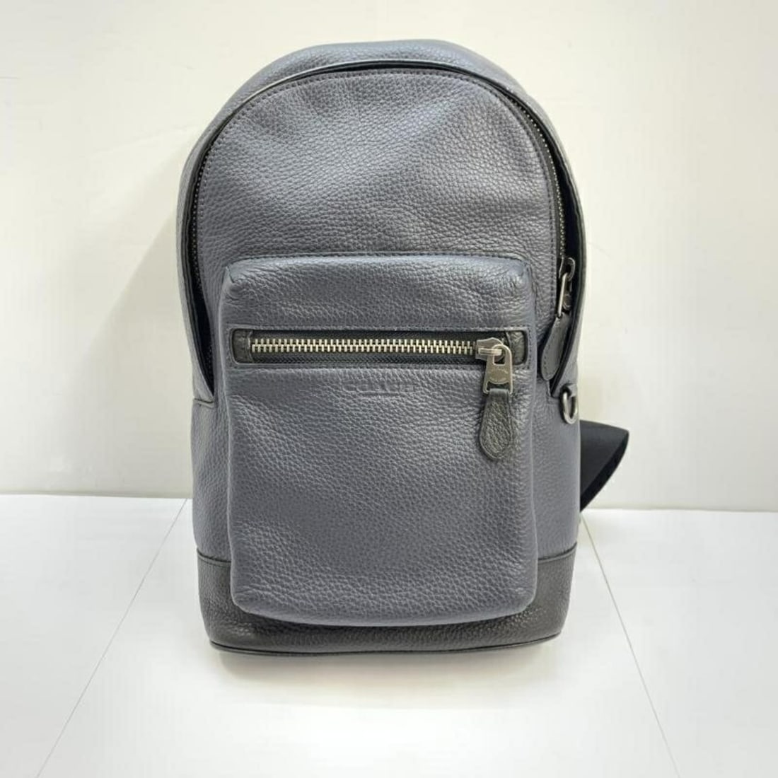 COACH Slingback Shoulder Bag Navy B2021-2540 Coach: --- Catalog ---Category: SizeSize (HxWxD): 33cm x 20cm x 8cm / 12.99'' x 7.87'' x 3.14''Category: DesignType: Shoulder bagColor: NavyGender: MenCategory: GeneralBrand: CoachModel: B2021-2540--- Item L