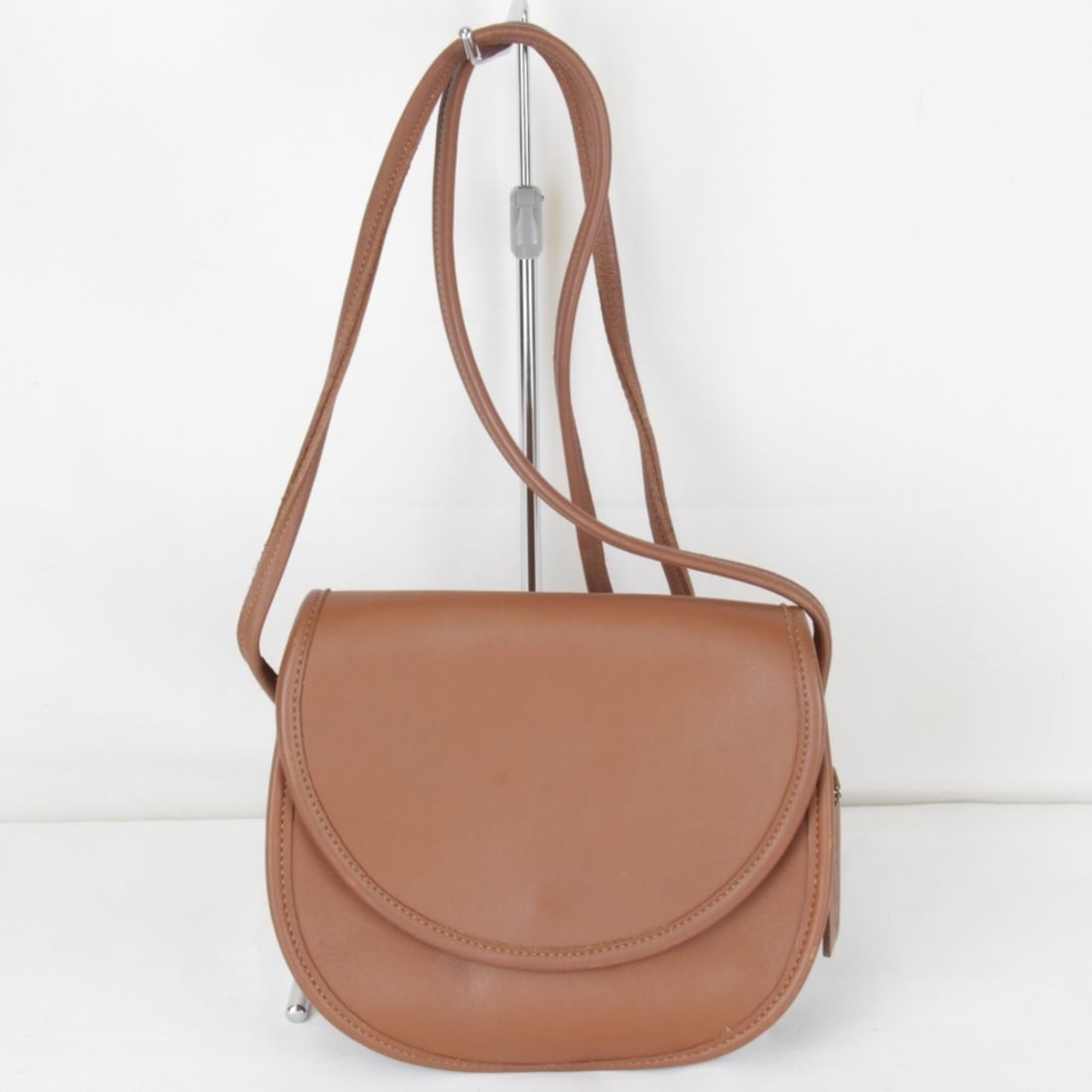 COACH Old Coach 315 Shoulder Bag, Leather, Brown, Women's: --- Catalog ---Category: SizeSize (HxWxD): 17cm x 19cm x 7cm / 6.69'' x 7.48'' x 2.75''Strap Length: 130cm / 51.18''Category: DesignType: Shoulder bagColor: BrownGender: WomenClosure: MagnetMaterial: