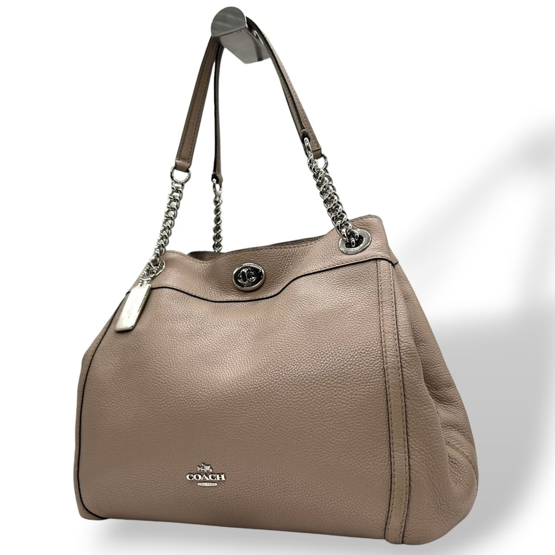 Coach Edie 36855 Tote Bag/Shoulder Bag with Chain and Turnlock closure, Leather, Beige/Greige,: --- Catalog ---Category: SizeSize (HxWxD): 27cm x 34cm x 13cm / 10.62'' x 13.38'' x 5.11''Category: DesignType: Shoulder bag, Tote bagColor: Beige, GrayishGender: WomenMaterial: Leather Category: Gene