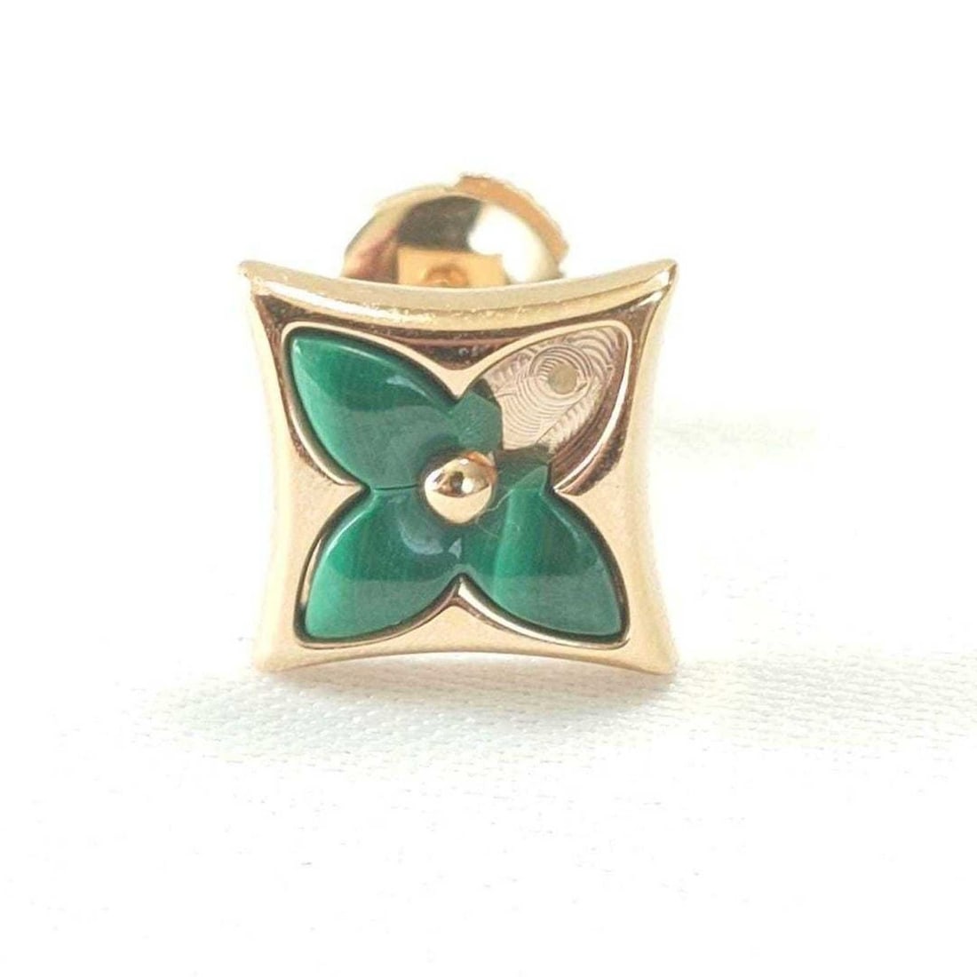 Louis Vuitton 18KPG Star Blossom BB Earrings 5977: --- Catalog ---Category: SizeWeight: 1.9g / 0.06oz.Size (HxWxD): 14.00mm x 14.00mm / 0.55'' x 0.55''Category: DesignType: Stud earringsColor: Pink goldMetal: GoldStone: Malachite, No StoneGender: Men,