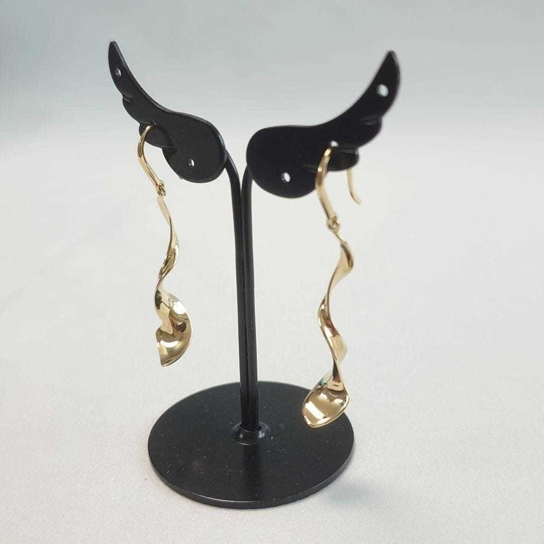 Tiffany & Co. Frank Gehry Orchid Earrings 6650: --- Catalog ---Category: SizeWeight: 4.4g / 0.15oz.Size (HxWxD): 48.00mm x 8.30mm / 1.89'' x 0.33''Category: DesignType: Drop earringsGender: Men,WomenMaterial: Yellow gold (18K)Category: GeneralBrand