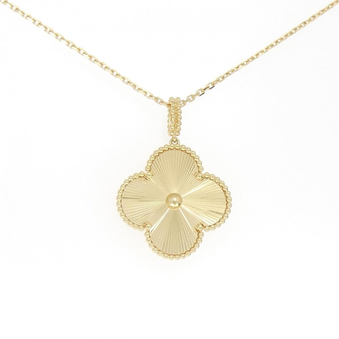 Van Cleef & Arpels Magic Alhambra Necklace: --- Catalog ---Category: SizePendant Size: 37.5mm x 26.5mm / 1.47'' x 1.04''Neck Circumference: 75 cm - 91 cm / 29.52'' - 35.82''Category: DesignColor: Yellow goldGender: Women,MenMaterial: Yellow gol