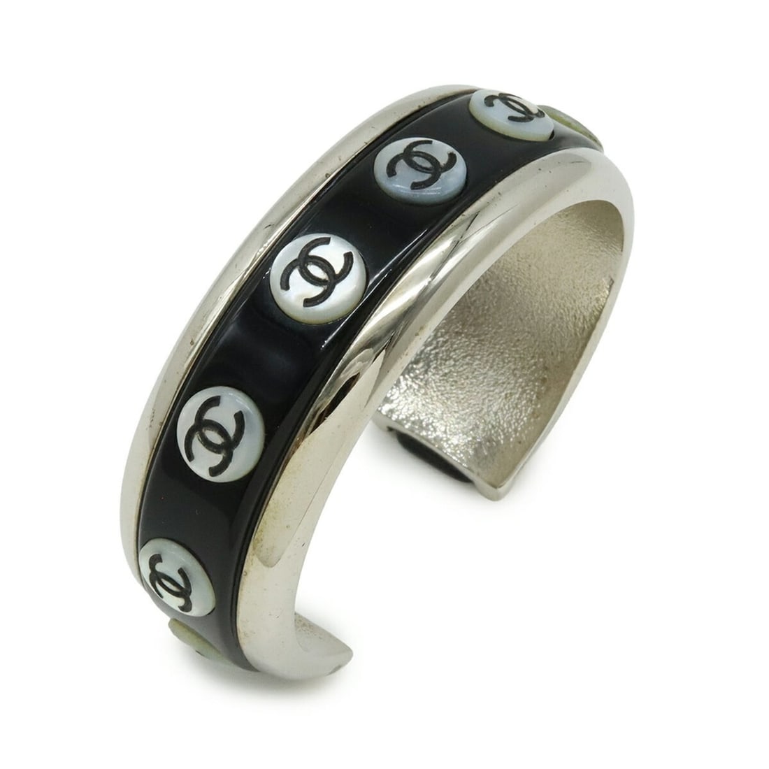 CHANEL Coco Mark Bangle Bracelet in Metal, Black and White, 98 Pieces: --- Catalog ---Category: SizeWidth: 2cm / 0.78''Length: 16cm / 6.29''Category: DesignType: BangleColor: Black, WhiteGender: Men,WomenMaterial: Metal, PlasticCategory: GeneralMPN: 98PBrand: ChanelCount