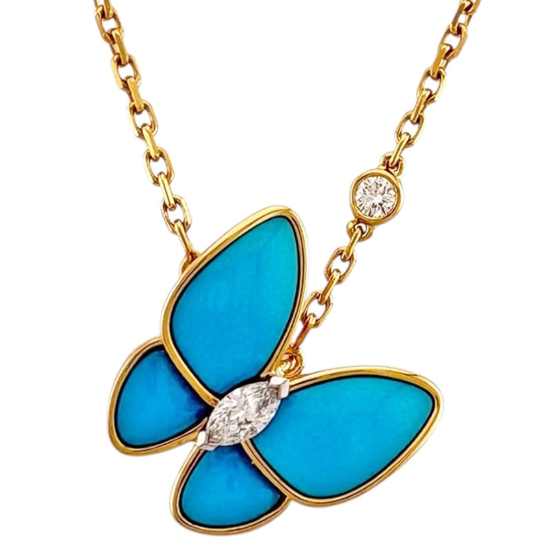 Van Cleef & Arpels de Papillon necklace, 18k gold, turquoise, and diamonds, for women. Pre-owned: --- Catalog ---Category: SizeWidth: 1.5mm / 0.06''Weight: 6.4g / 0.22oz.Stone Size (HxW): 15.00mm x 15.50mm / 0.59'' x 0.61''Neck Circumference: 42 cm / 16.53''Category: DesignColor: YellowStone: Diam