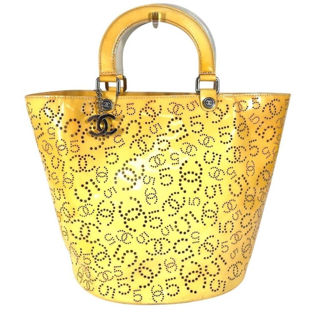 CHANEL Bucket with Charm, Bucket-Shaped, Perforated Logo, CC, Coco Mark, Handbag/Tote Bag, Patent: --- Catalog ---Category: SizeSize (HxWxD): 30cm x 30cm x 20.5cm / 11.81'' x 11.81'' x 8.07''Category: DesignType: Handbag, Tote bagColor: YellowGender: WomenMaterial: Patent leather Hardware Color: Si
