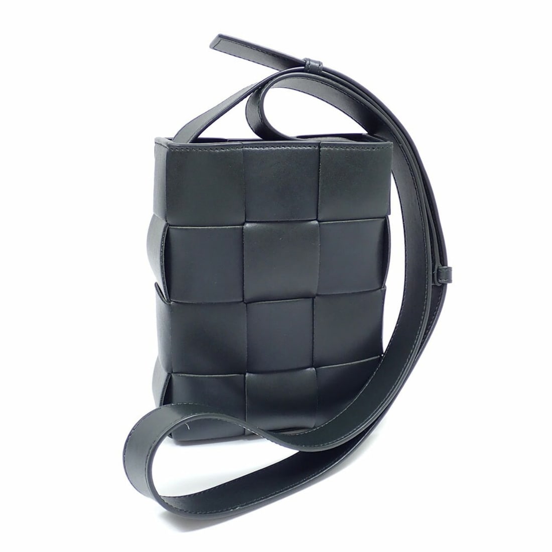 Bottega Veneta Mini Cassette Phone Shoulder Bag for Men in Dark Green Calfskin: --- Catalog ---Category: SizeSize (HxWxD): 13.5cm x 18cm x 4.5cm / 5.31'' x 7.08'' x 1.77''Category: DesignType: Shoulder bagColor: Dark greenGender: Men,WomenMaterial: Leather Leather/Fur Type: Calfs