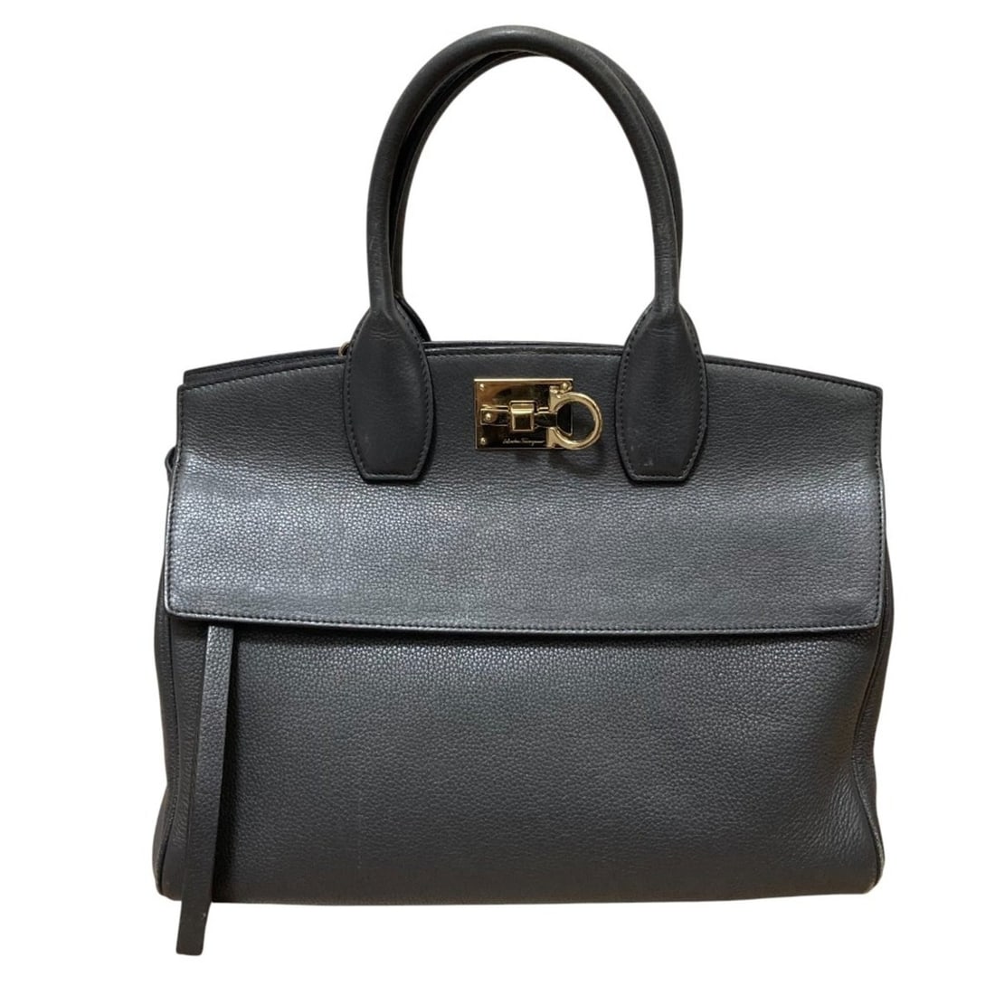 Salvatore Ferragamo Studio Bag, Gancini 2-way handbag/shoulder bag, gray, for women: --- Catalog ---Category: SizeSize (HxWxD): 27cm x 35cm x 19cm / 10.62'' x 13.77'' x 7.48''Category: DesignType: Handbag, Pouch, Shoulder bagColor: Gold, GrayGender: WomenCategory: GeneralBrand: Salvat