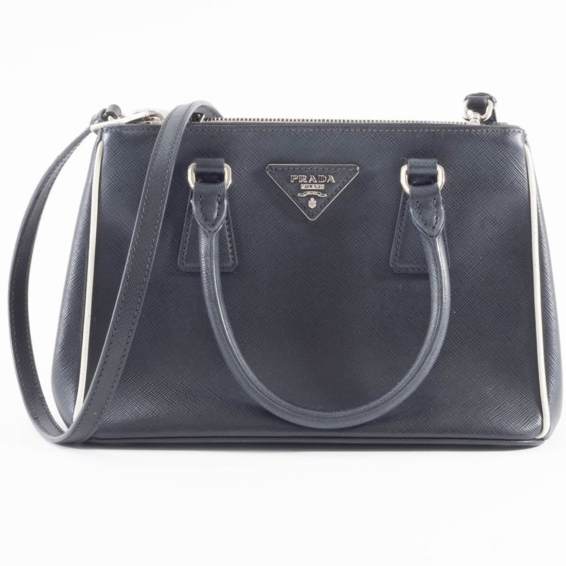 Prada Galleria Saffiano Small Handbag 1BA896 Leather Black Women's Shoulder Bag PRADA: --- Catalog ---Category: SizeSize (HxWxD): 17cm x 24.5cm x 12cm / 6.69'' x 9.64'' x 4.72''Category: DesignType: HandbagColor: BlackGender: WomenMaterial: Leather Category: GeneralMPN: 1BA896Brand: Pra