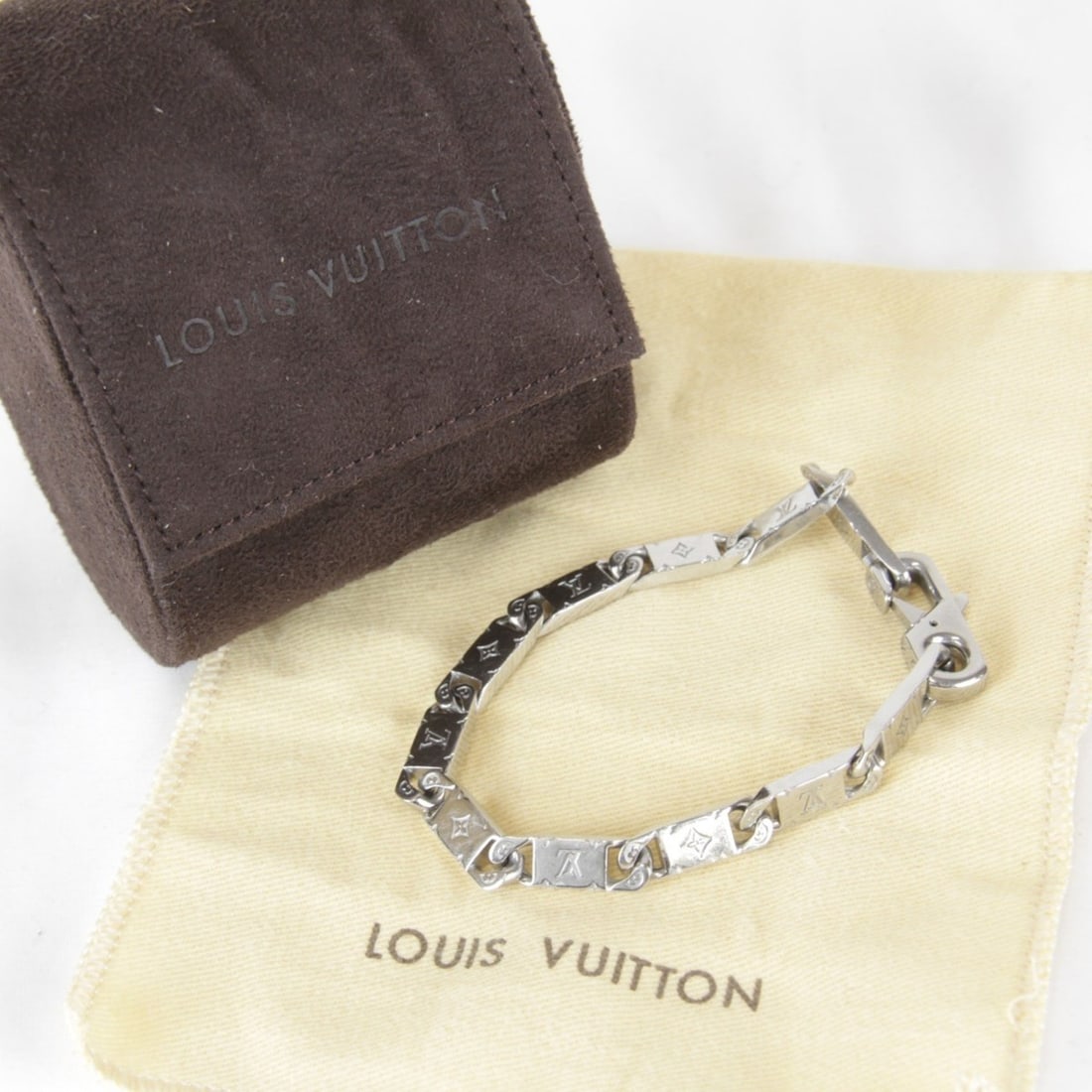 LOUIS VUITTON M0921L/AK0275 Monogram Tied Up Bracelet for Men, Silver: --- Catalog ---Category: SizeWidth: 7mm / 0.27''Total Length: 21cm / 8.26''Category: DesignType: Charm braceletColor: SilverGender: MenColor Grade: LCategory: GeneralBrand: Louis Vuitton--- Item List