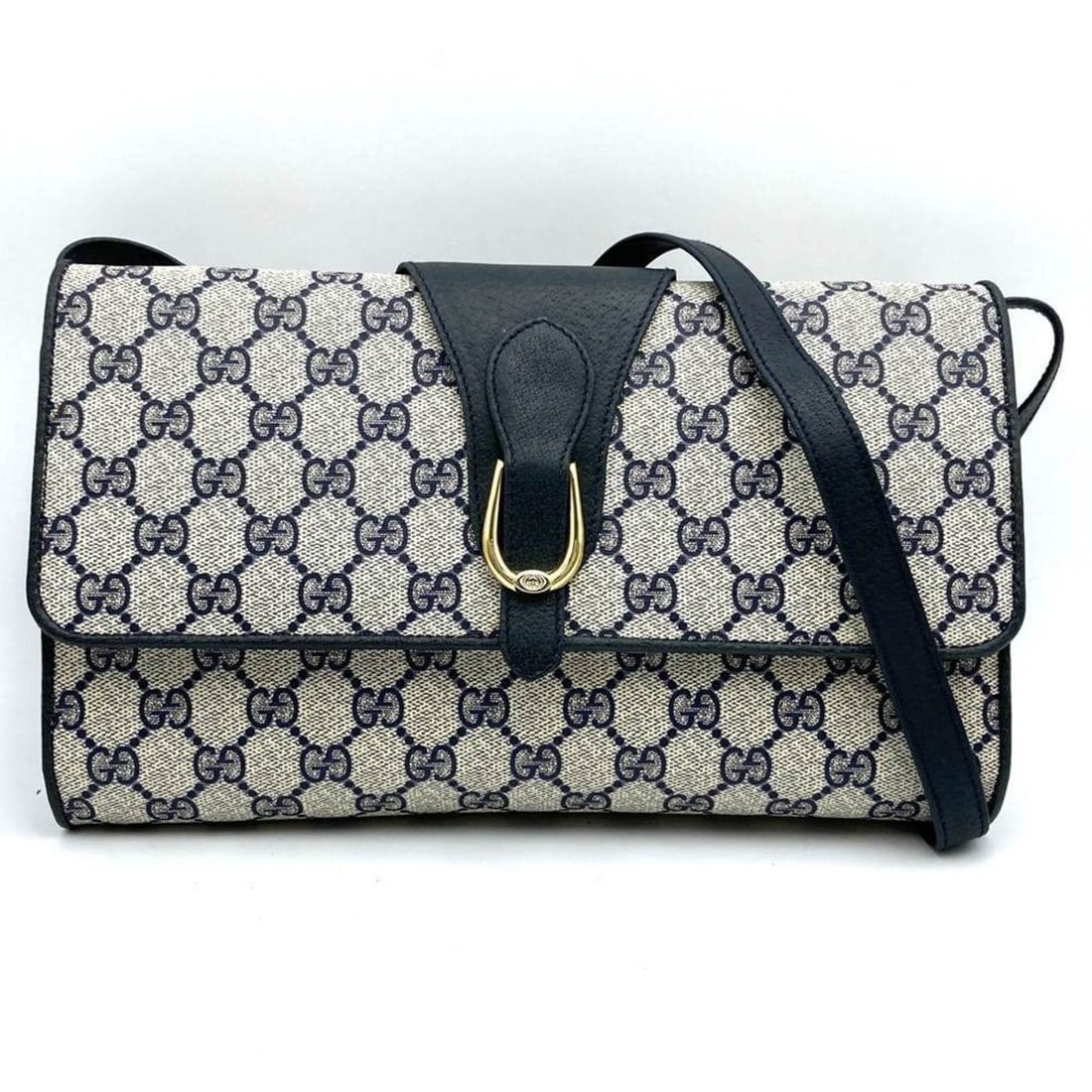 GUCCI 904 02 Old Gucci Shoulder Bag GG Supreme Navy for Men and Women: --- Catalog ---Category: SizeWeight: 500g / 1.1lb.Size (HxWxD): 16cm x 27cm x 5cm / 6.29'' x 10.62'' x 1.96''Strap Length: 103cm / 40.55''Category: DesignType: Shoulder bagColor: NavyGender: WomenClos