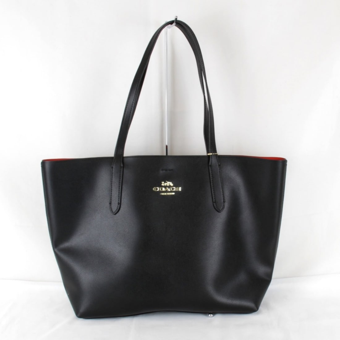 COACH F31535 Tote Bag Leather Black Women's: --- Catalog ---Category: SizeSize (HxWxD): 30cm x 33cm x 12cm / 11.81'' x 12.99'' x 4.72''Handle Length: 55cm / 21.65''Category: DesignType: Tote bagColor: BlackGender: WomenClosure: MagnetMaterial: L