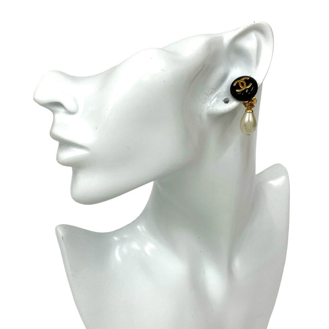 CHANEL Vintage Coco Mark GP Faux Pearl Earrings and Ear Cuffs, Black, Size 29-10: --- Catalog ---Category: SizeSize (HxWxD): 35.00mm x 15.00mm / 1.38'' x 0.59''Category: DesignType: Clip earringsColor: Black, WhiteGender: WomenMaterial: Gold platingCategory: GeneralBrand: Chanel---