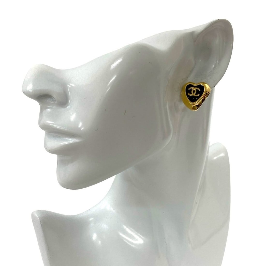 CHANEL Coco Mark Heart Motif GP Earrings, Gold and Black, 38458: --- Catalog ---Category: SizeSize (HxWxD): 20.00mm x 16.00mm / 0.79'' x 0.63''Category: DesignType: Stud earringsColor: Black, GoldGender: WomenMaterial: Gold platingCategory: GeneralBrand: Chanel---