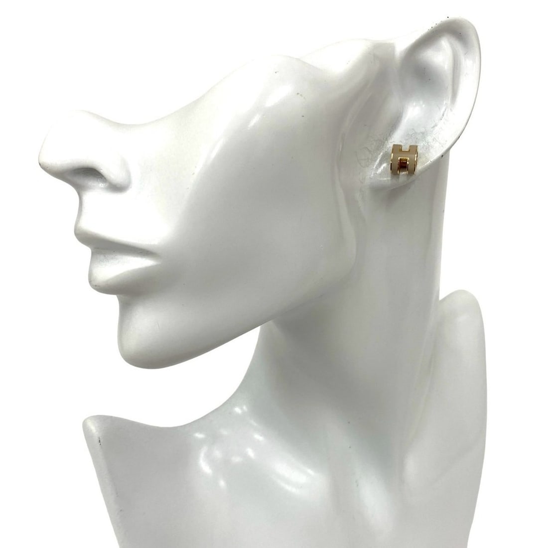 HERMES Mini Pop H Logo GP Earrings in Gold with Marron Glace 93330: --- Catalog ---Category: SizeSize (HxWxD): 9.00mm x 7.00mm / 0.35'' x 0.28''Category: DesignType: Stud earringsColor: Beige, GoldGender: WomenMaterial: Gold platingCategory: GeneralBrand: Hermes--- It