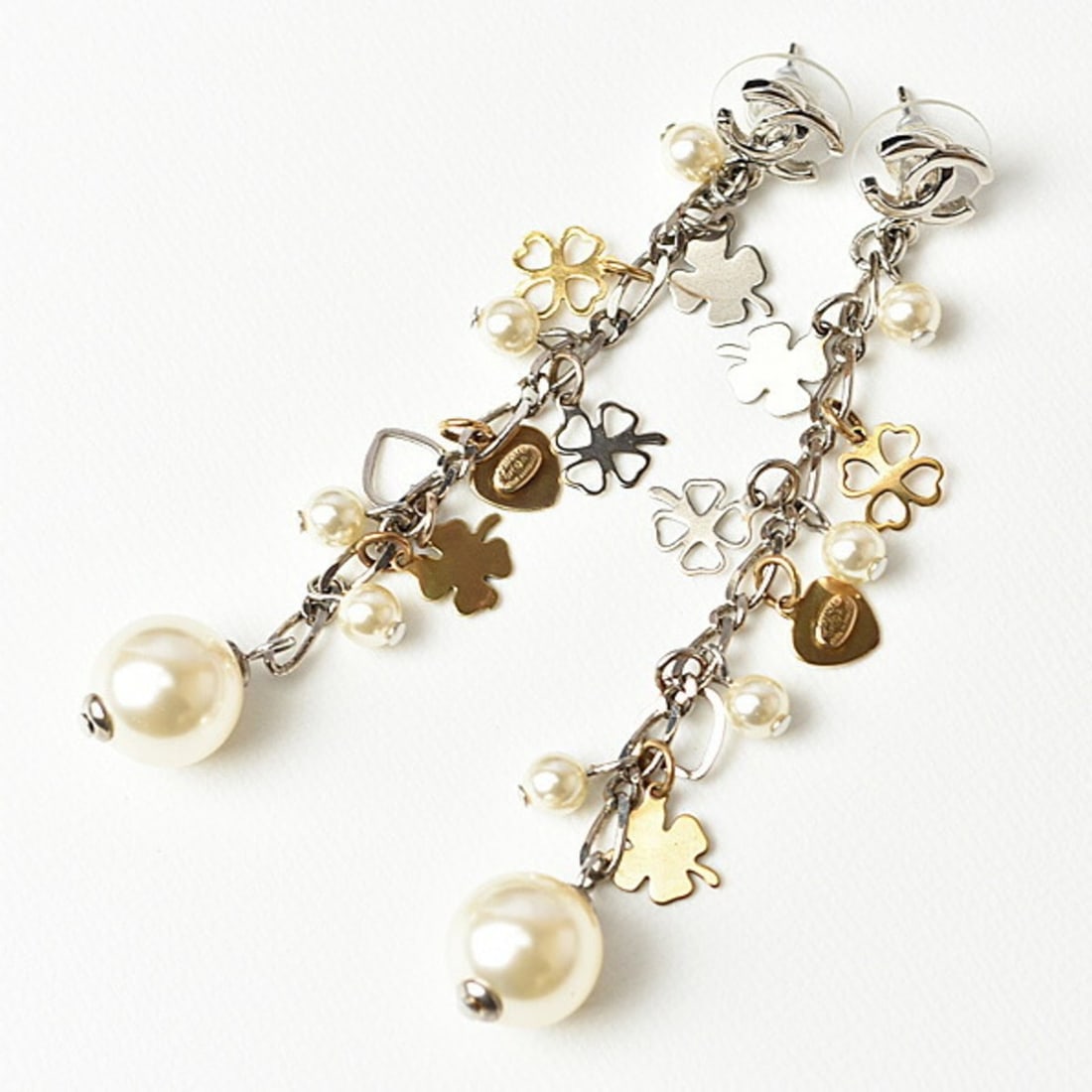 CHANEL Clover and Heart Motif Swing Pearl Earrings in Silver Gold: --- Catalog ---Category: SizeSize (HxWxD): 85.00mm x 13.00mm / 3.35'' x 0.51''Category: DesignType: Drop earringsColor: Gold, SilverGender: Men,WomenMaterial: Artificial pearl, MetalCategory: GeneralB