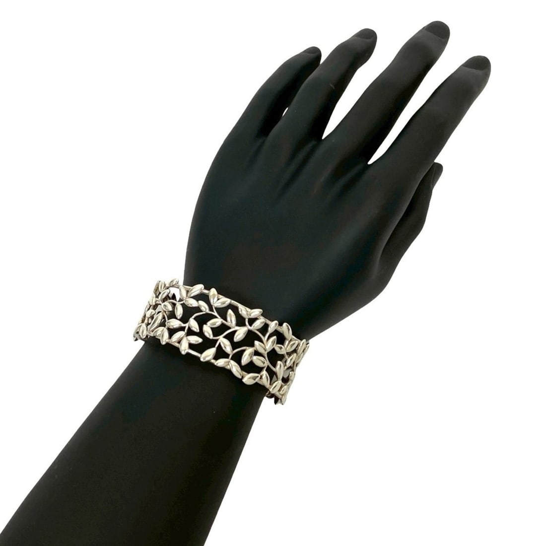 TIFFANY & Co. Tiffany Paloma Picasso Olive Leaf Cuff Bangle in Sterling Silver, 22767: --- Catalog ---Category: SizeLength: 17cm / 6.69''Category: DesignType: BangleColor: SilverGender: WomenMaterial: Silver 925Category: GeneralBrand: Tiffany--- Item List ---Section: ConditionRanking: R