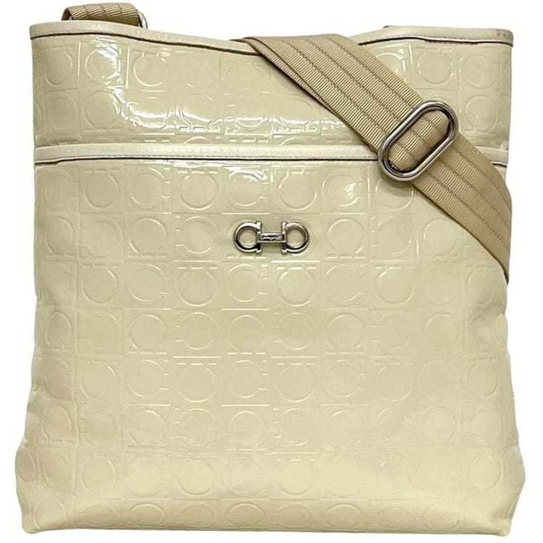Salvatore Ferragamo shoulder bag ec-24801 cream white Gancini AU-21 B492 crossbody in patent: --- Catalog ---Category: SizeSize (HxWxD): 27cm x 28cm x 5.5cm / 10.62'' x 11.02'' x 2.16''Strap Length: 68.5cm - 131cm / 26.96'' - 51.57''Category: DesignType: Shoulder bagColor: Cream, WhiteGender: