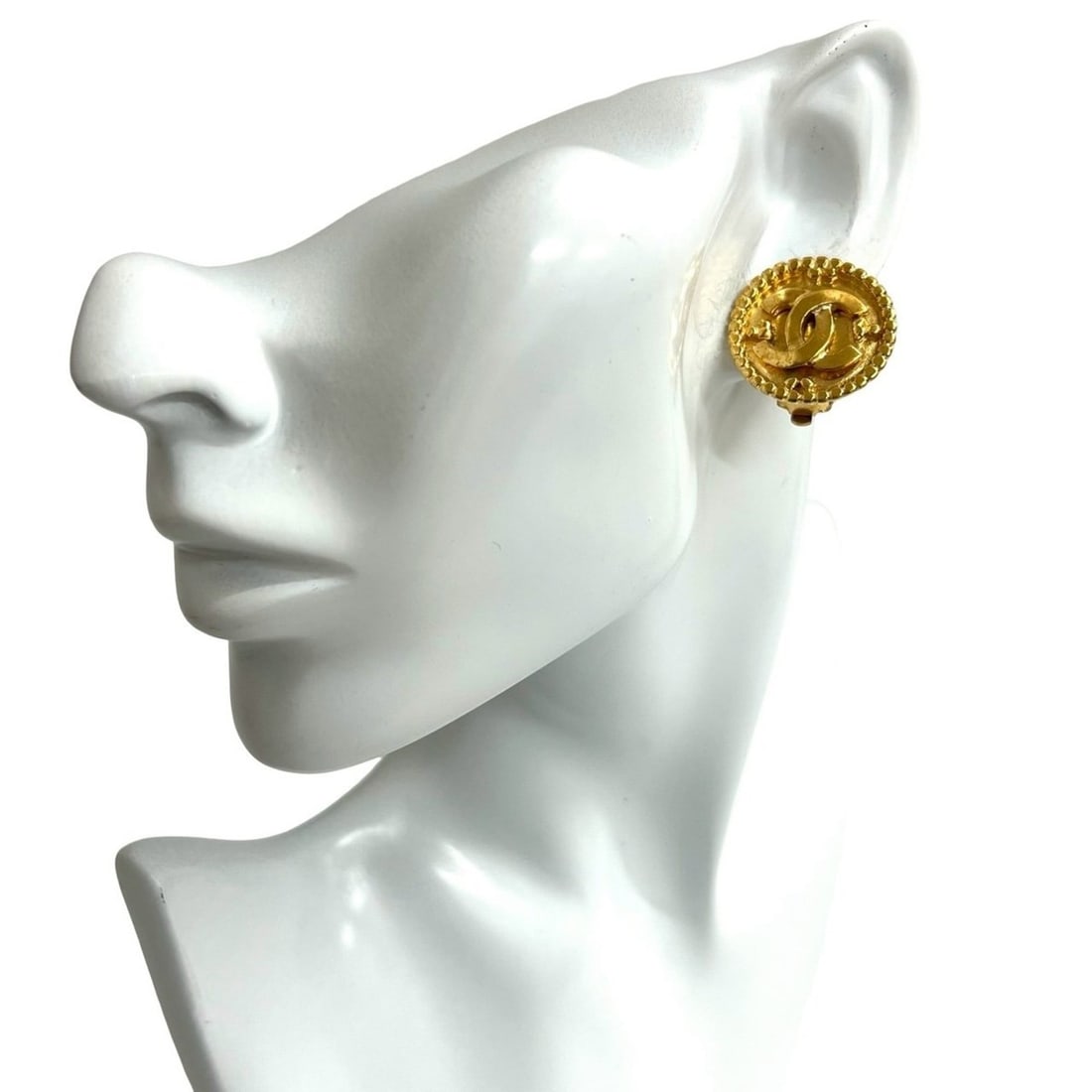 CHANEL Vintage Coco Mark Motif GP Earrings and Ear Cuffs, Gold, 304-2: --- Catalog ---Category: SizeSize (HxWxD): 23.00mm x 23.00mm / 0.91'' x 0.91''Category: DesignType: Clip earringsColor: GoldGender: WomenMaterial: Gold platingCategory: GeneralBrand: Chanel--- Item Li