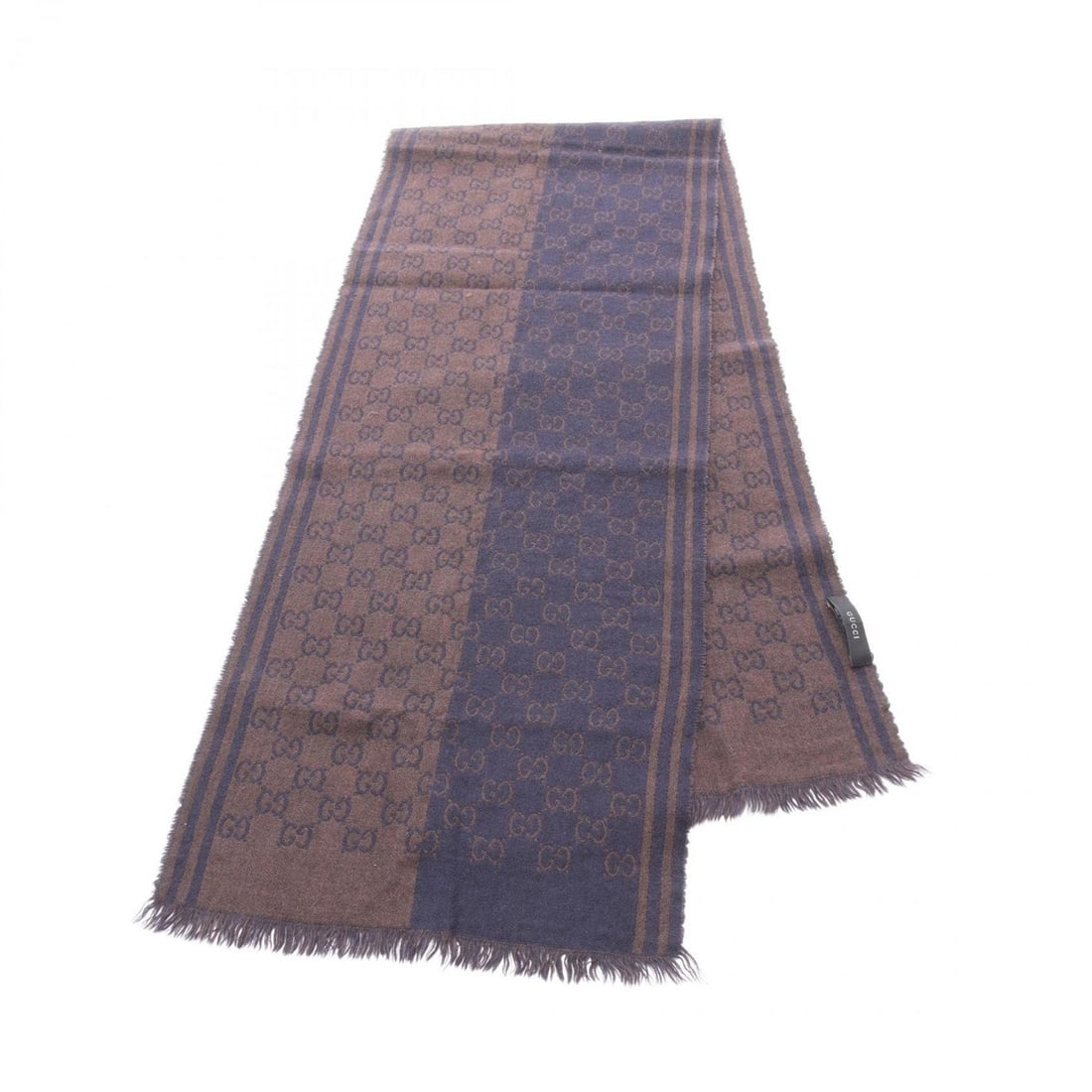 Gucci GG patterned wool scarf for men and women in brown navy.: --- Catalog ---Category: SizeSize (LxW): 1.64m x 34.5cm / 64.56'' x 13.58''Category: DesignType: ShawlColor: Brown, NavyGender: Men,WomenMaterial: Wool Category: GeneralBrand: Gucci--- Item List ---Se