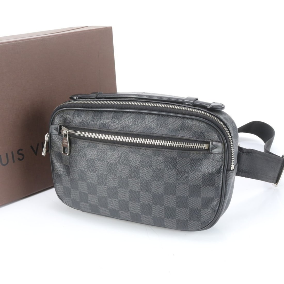 Louis Vuitton Damier Graphite Umbrella N41289 Leather Body Bag/Waist Pouch for Men: --- Catalog ---Category: SizeSize (HxWxD): 17cm x 27cm x 5cm / 6.69'' x 10.62'' x 1.96''Category: DesignType: Fanny pack, Sling bagColor: Black, GrayGender: MenMaterial: Leather , Coated canvas Catego