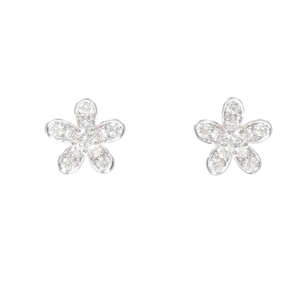 Van Cleef & Arpels Socrates Earrings: --- Catalog ---Category: SizeSize (HxWxD): 9.60mm x 9.70mm / 0.38'' x 0.38''Category: DesignColor: White goldGender: WomenMaterial: White goldCategory: GeneralMPN: VCARG44100Brand: Van Cleef & Arpels-