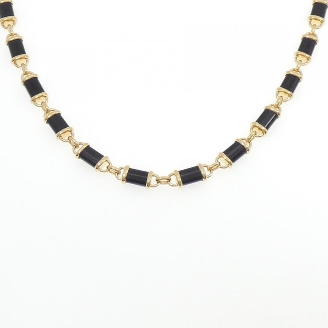Van Cleef & Arpels Onyx Necklace: --- Catalog ---Category: SizeNeck Circumference: 73 cm / 28.74''Category: DesignStone: OnyxGender: Women,MenMaterial: Yellow gold (18K)Necklace Type: NecklaceCategory: GeneralBrand: Van Cleef & Arpels