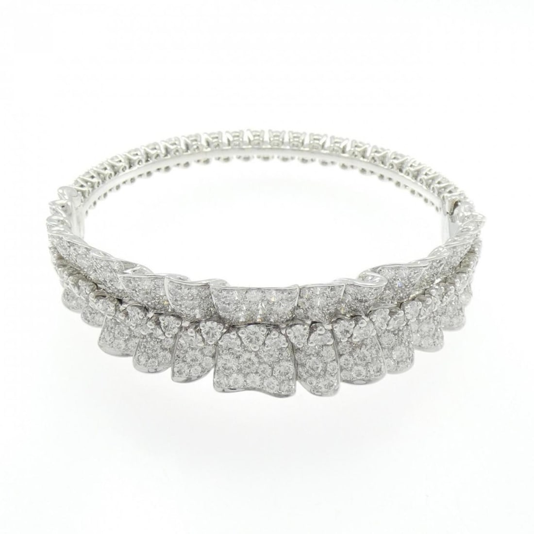 Christian Dior Diamond Bangle: --- Catalog ---Category: SizeJP Size: 15.5US Size: 7.5Category: DesignType: Band ringGender: WomenMaterial: White gold (18K)Category: GeneralBrand: Christian Dior--- Item List ---Section: ConditionRan