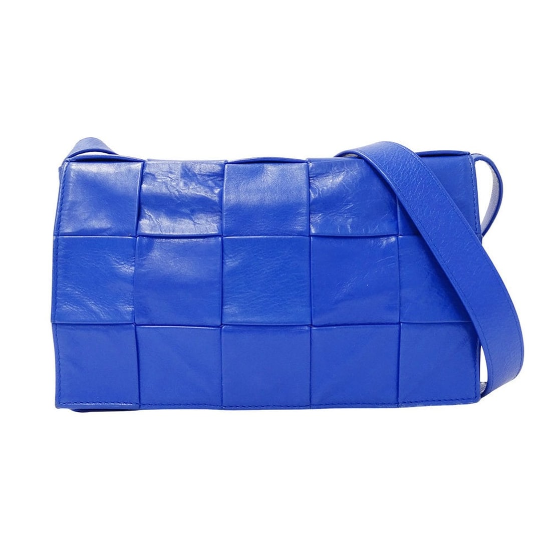 Bottega Veneta Cassette Classic Blue Leather Shoulder Bag for Men and Women, with Flap Closure: --- Catalog ---Category: SizeSize (HxWxD): 14cm x 23cm x 5cm / 5.51'' x 9.05'' x 1.96''Strap Length: 100cm - 120cm / 39.36'' - 47.24''Category: DesignType: Shoulder bagColor: BlueStyle: Casual, Classi