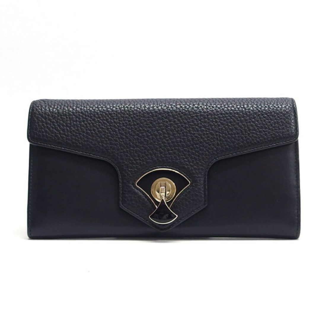 Bvlgari Diva Dream Flap Long Wallet Black 284380: --- Catalog ---Category: SizeSize (HxWxD): 10.5cm x 19cm x 2.5cm / 4.13'' x 7.48'' x 0.98''Category: DesignType: Long wallet (bi-fold)Color: Black, Rose pinkGender: WomenMaterial: Leather Category: Ge