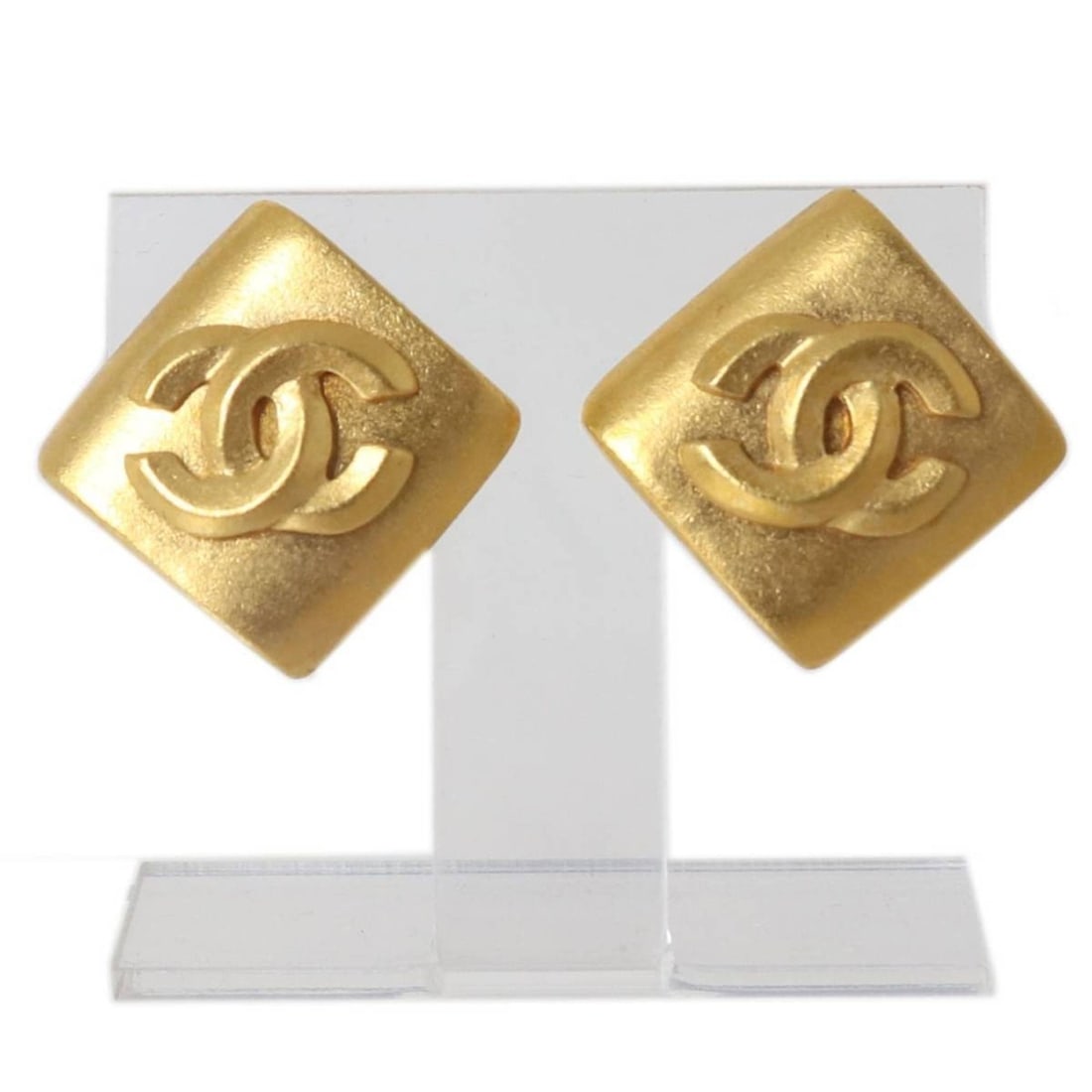 CHANEL Coco Mark Square Earrings, Gold, 96P, Total Length: H2.5 x W2.5cm, Weight: 6.1g (each), 6.5g: --- Catalog ---Category: SizeSize (HxWxD): 2.50mm x 2.50mm / 0.10'' x 0.10''Category: DesignType: Clip earringsColor: GoldGender: Women,MenCategory: GeneralBrand: ChanelCountry of Origin: France--- It