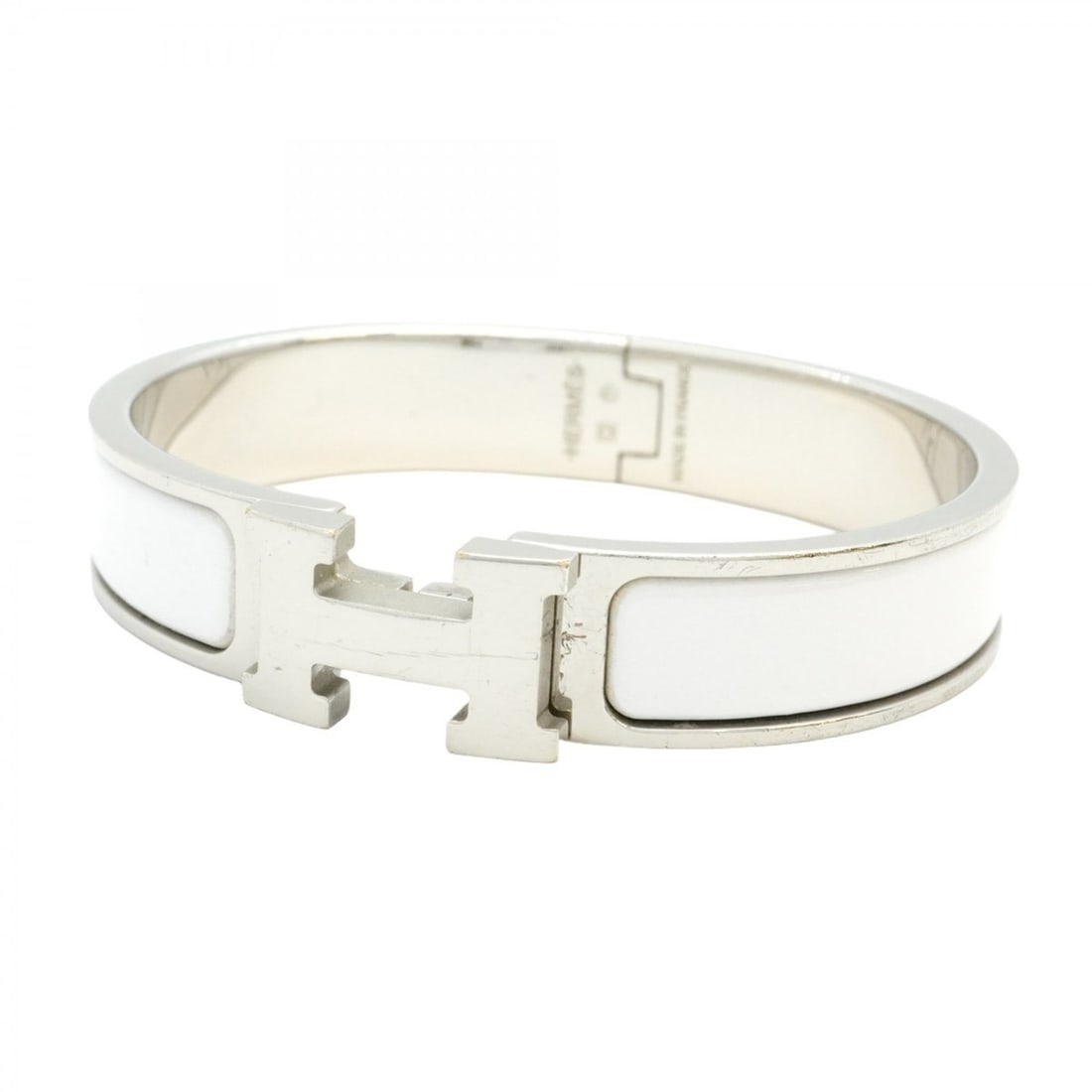 Hermes Click Cluck PM Bangle in Metal and White for Women: --- Catalog ---Category: SizeLength: 16cm / 6.29''Category: DesignType: BangleColor: Silver, WhiteGender: WomenMaterial: MetalCategory: GeneralBrand: Hermes--- Item List ---Section: ConditionRanking: