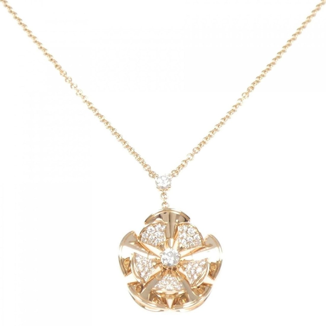 Bvlgari Diva's Dream Necklace: --- Catalog ---Category: SizePendant Size: 32.4mm x 23mm / 1.27'' x 0.9''Neck Circumference: 41 cm - 43 cm / 16.14'' - 16.92''Category: DesignColor: Pink goldStone: DiamondGender: WomenMaterial: Pink