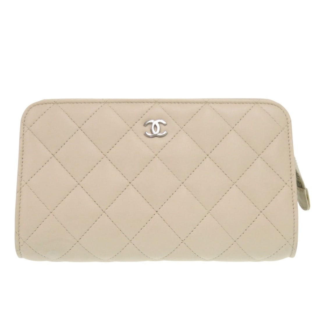 Excellent condition Chanel Matelasse pouch with Coco mark, lambskin, size 10, silver hardware, ivory: --- Catalog ---Category: SizeSize (HxWxD): 10cm x 18cm x 6.5cm / 3.93'' x 7.08'' x 2.55''Category: DesignType: PouchColor: IvoryGender: WomenMaterial: Leather Leather/Fur Type: LambskinCategory: Gener