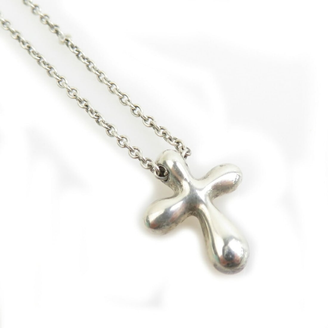 Tiffany & Co. Elsa Peretti Cross Necklace in 925 Sterling Silver for Women (e61229a): --- Catalog ---Category: SizePendant Size: 12mm x 9mm / 0.47'' x 0.35''Neck Circumference: 40.5 cm / 15.94''Category: DesignColor: SilverGender: WomenMaterial: Silver 925Necklace Type: NecklaceCategor