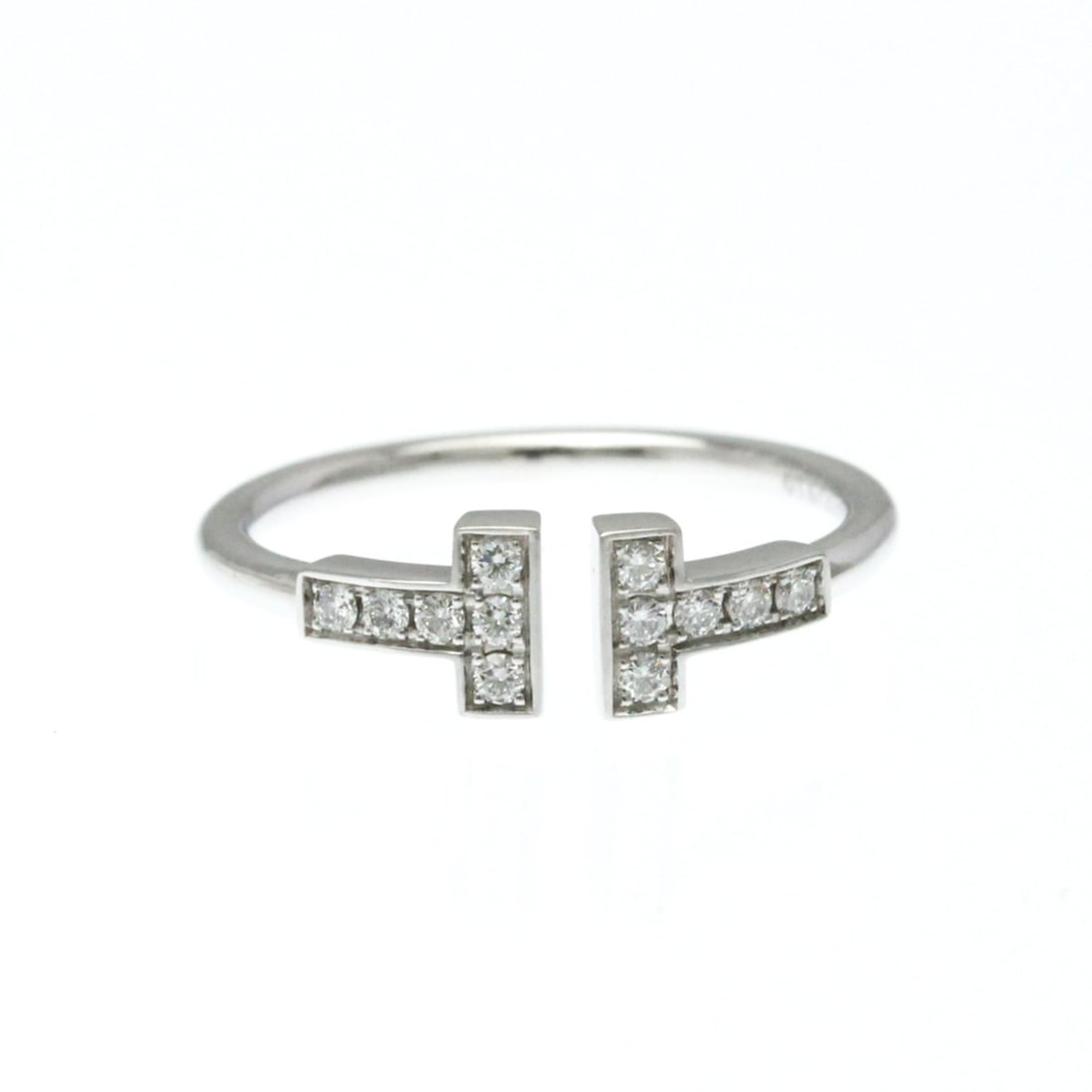 Tiffany T Wire Diamond Ring White Gold (18K) Fashion Diamond Band Ring Silver: --- Catalog ---Category: SizeWidth: 1.7mm / 0.07''Weight: 2.9g / 0.1oz.JP Size: 14US Size: 7Category: DesignType: Band ringColor: SilverMetal: White GoldStone: DiamondStyle: FashionGender: Men,WomenMa