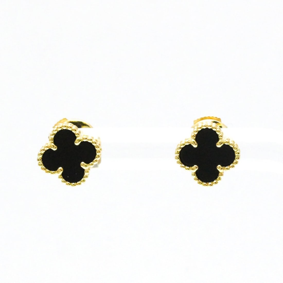 Van Cleef & Arpels Sweet Alhambra Onyx Yellow Gold (18K) Stud Earrings Gold: --- Catalog ---Category: SizeWeight: 2.9g / 0.1oz.Size (HxWxD): 9.10mm x 9.10mm / 0.36'' x 0.36''Category: DesignType: Stud earringsColor: GoldMetal: GoldStone: OnyxStyle: FashionGender: Men,WomenMate