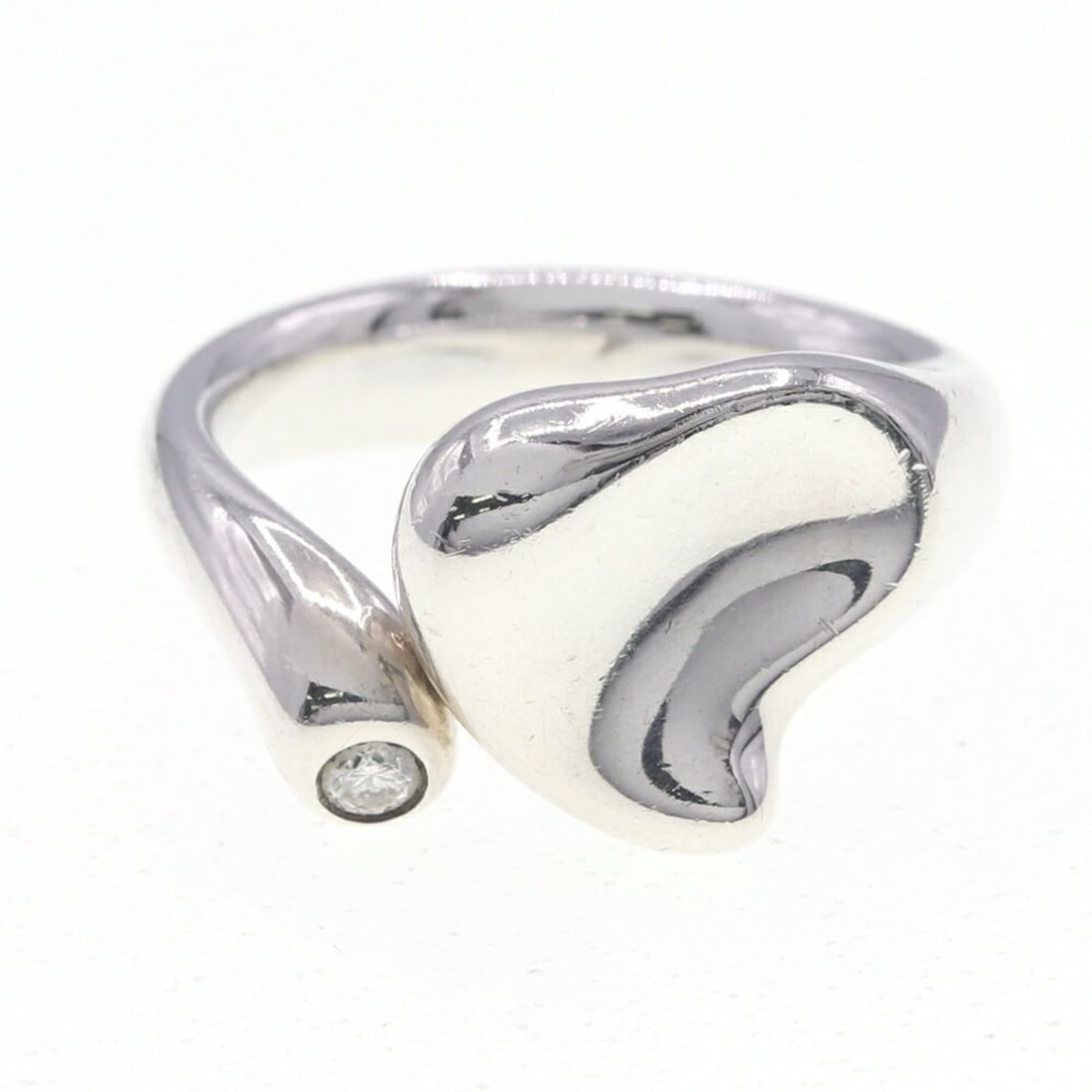 Tiffany & Co. Elsa Peretti Full Heart Ring with a Single Diamond in Sterling Silver (925) - US Sizes: --- Catalog ---Category: SizeJP Size: 11US Size: 6Category: DesignColor: SilverGender: WomenMaterial: Sterling silver 925Category: GeneralBrand: Tiffany--- Item List ---Section: ConditionRanking: Rank