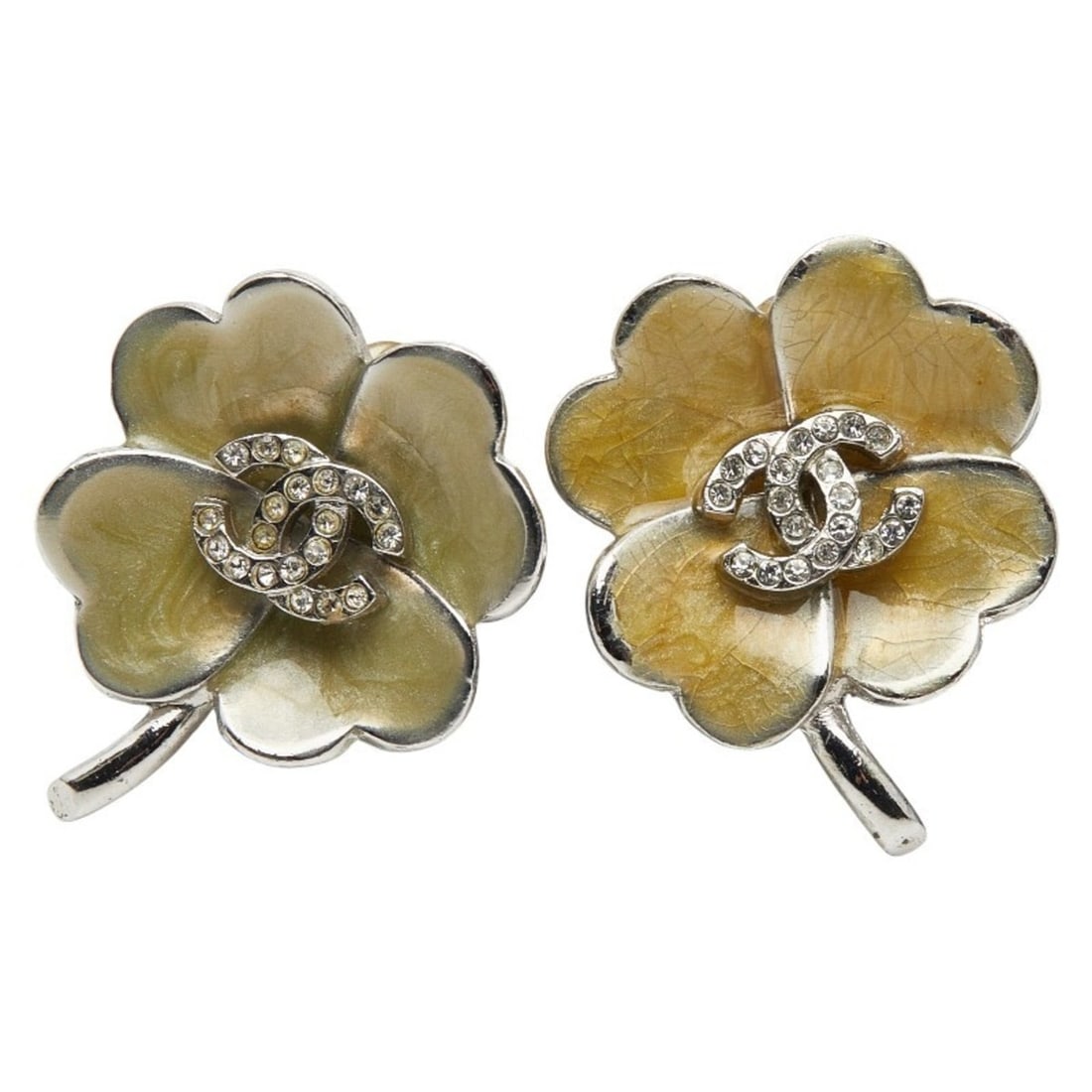 CHANEL Coco Mark Clover Motif Earrings in Silver with Green Metal and Rhinestones for Women: --- Catalog ---Category: SizeSize (HxWxD): 27.10mm x 21.20mm / 1.07'' x 0.83''Category: DesignType: Clip earringsColor: SilverStone: RhinestoneGender: WomenMaterial: MetalStone Color: GreenCategory: G