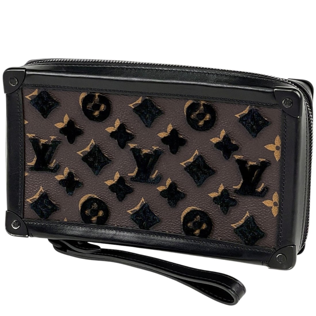 Louis Vuitton Soft Trunk Clutch, Tufted Leather Second Bag, Monogram, Black and Brown, M45061, Men's: --- Catalog ---Category: SizeSize (HxWxD): 13cm x 22.5cm x 4cm / 5.11'' x 8.85'' x 1.57''Category: DesignType: Clutch bagColor: Black, BrownGender: MenMaterial: Monogram Category: GeneralBrand: Louis