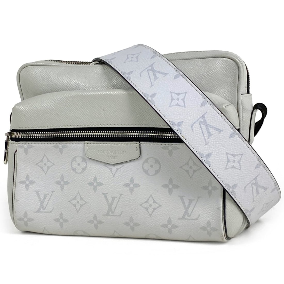 Louis Vuitton Outdoor Messenger Bag PM Crossbody Shoulder Taigarama Antarctica (White) M30243: --- Catalog ---Category: SizeSize (HxWxD): 20cm x 25cm x 8.5cm / 7.87'' x 9.84'' x 3.34''Category: DesignType: Shoulder bagColor: WhiteGender: Women,MenMaterial: Taigarama Category: GeneralBrand: Loui
