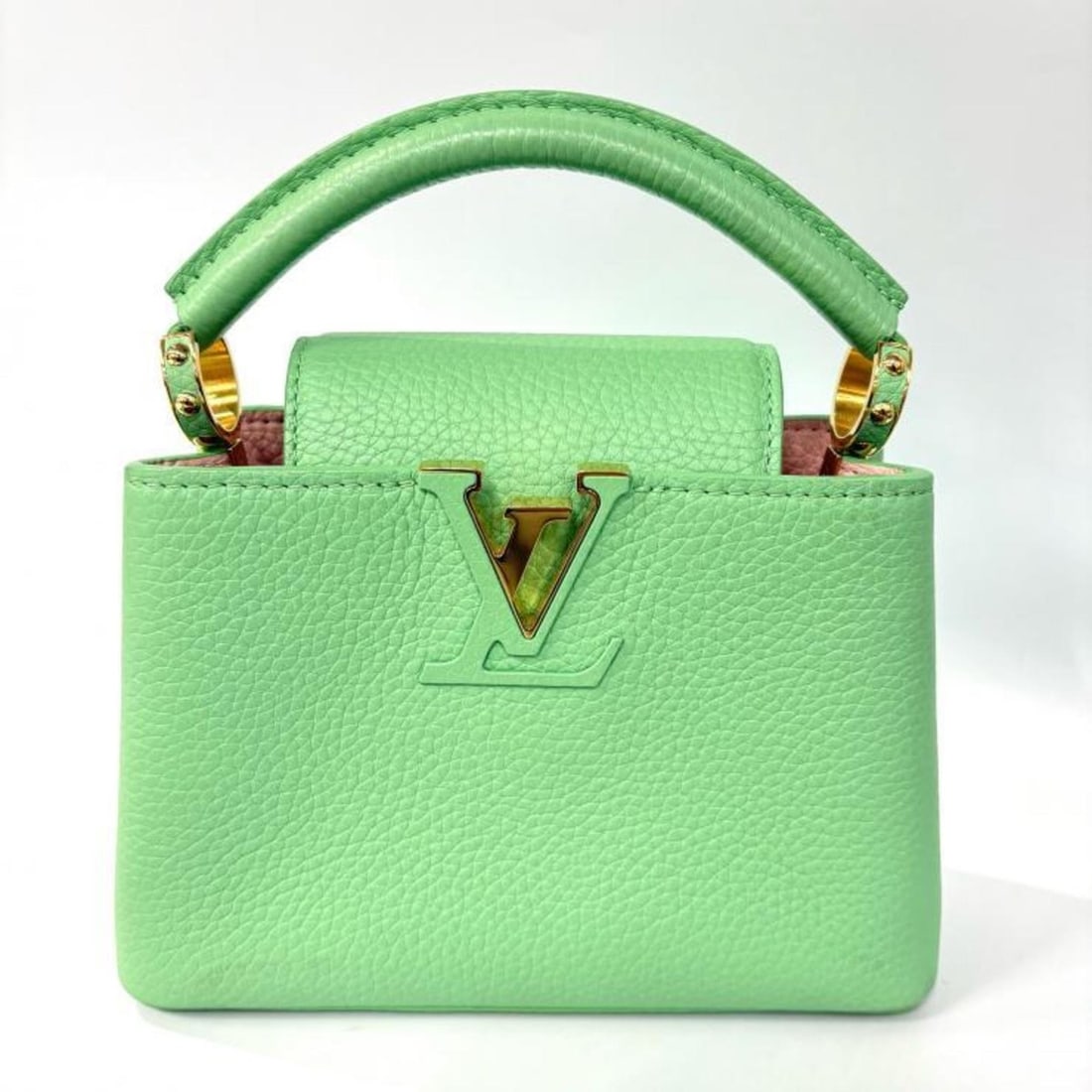 Louis Vuitton Capucines Mini M59928 Vert Pomme Taurillon Green: --- Catalog ---Category: SizeSize (HxWxD): 14cm x 21cm x 7.5cm / 5.51'' x 8.26'' x 2.95''Category: DesignType: HandbagColor: GreenGender: WomenMaterial: Leather Leather/Fur Type: Taurillon leatherCate