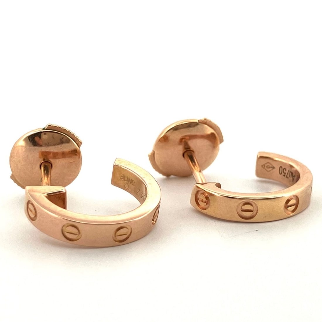 Cartier Love hoop earrings, small size, Mini Love, 18K gold, 750 PG, B8029000: --- Catalog ---Category: SizeSize (HxWxD): 12.50mm x 2.60mm / 0.49'' x 0.10''Category: DesignType: Hoop earringsGender: WomenMaterial: Pink gold (18K)Category: GeneralBrand: Cartier--- Item List ---Se