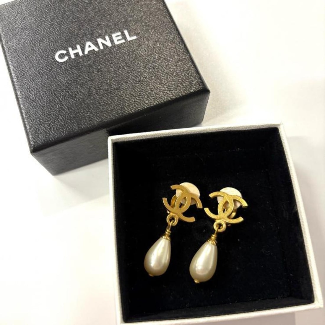 CHANEL Coco Mark CC Faux Pearl Drop 95A Earrings, GP Gold Plated (1 of 10)