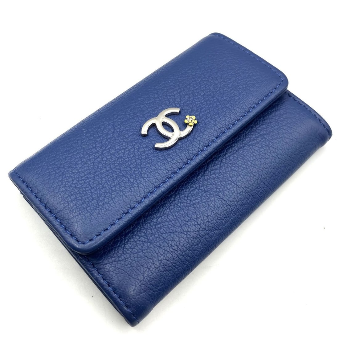 CHANEL Goatskin Lucky Flower Business Card Case: --- Catalog ---Category: DesignType: Card caseColor: BlueGender: WomenMaterial: Leather Leather/Fur Type: GoatskinCategory: GeneralBrand: ChanelCategory: Physical PropertiesSize (HxWxD): 7.5cm x 11cm