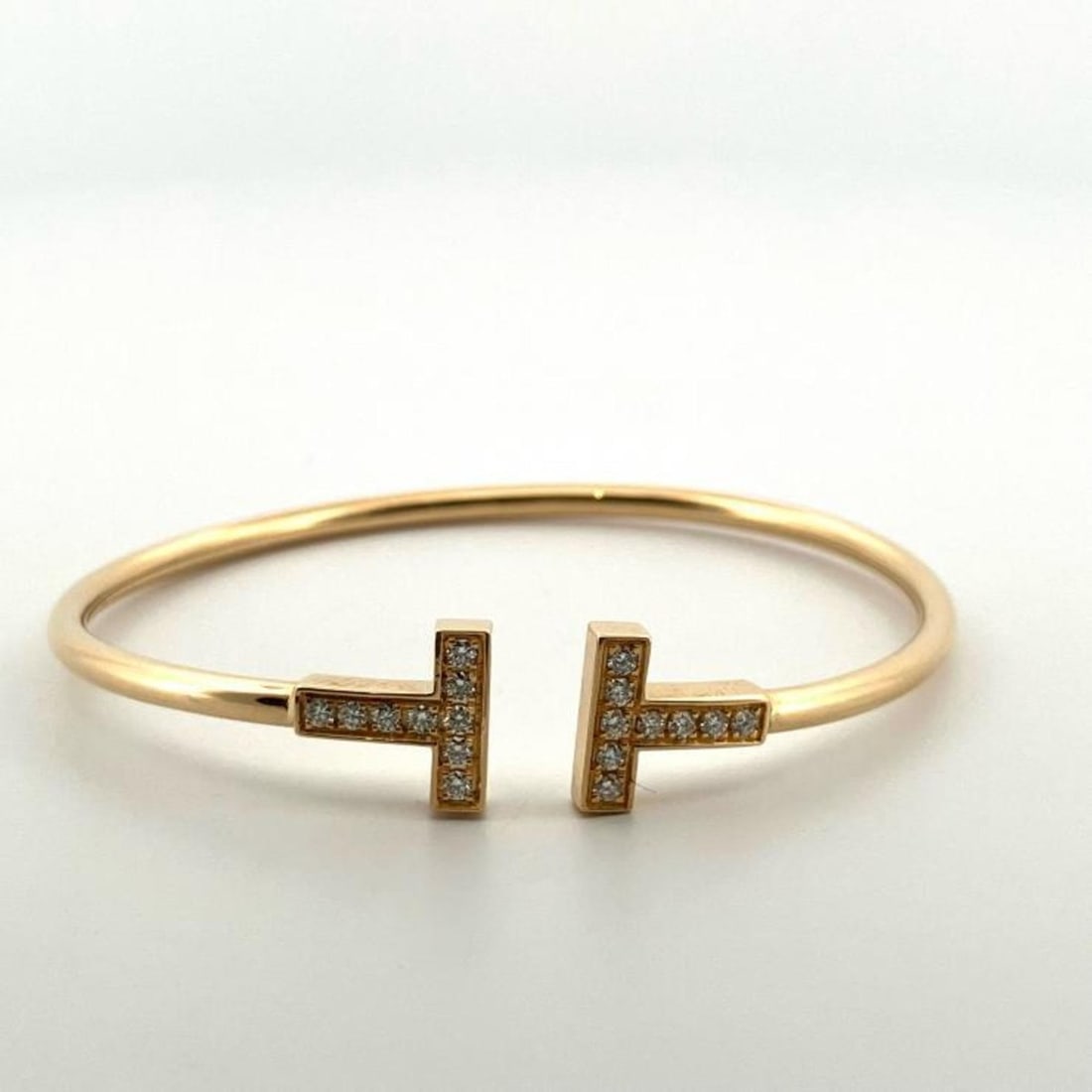 TIFFANY & CO. Tiffany T-Wire 60010756 Diamond 18PD 0.24ct Bracelet Au750YG Bangle 18YG: --- Catalog ---Category: SizeLength: 14.5cm / 5.7''Category: DesignType: Charm braceletColor: GoldGender: WomenMaterial: Gold (18K)Category: GeneralBrand: Tiffany--- Item List ---Section: ConditionRan
